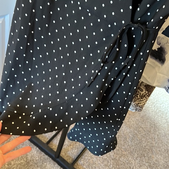 Ann Taylor LOFT Outlet Petite Black & White Polka Dot Wrap Dress, with flare 4P - Picture 4 of 5